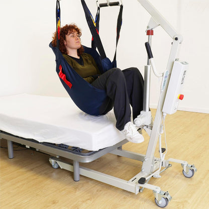 Elektrischer Patientenlifter mit Hebegurt – sicherer Transferkran bis 150 kg Tragkraft, verstellbares Untergestell und Not-Aus-Funktion